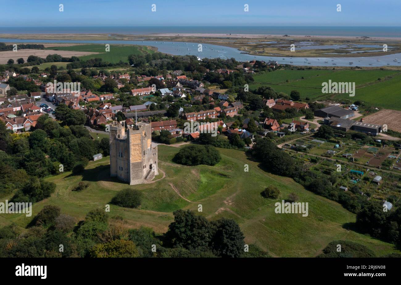 Drone shot du village d'Orford avec son château du 12e siècle et des vues côtières de la côte est, Suffolk, Angleterre, Europe Banque D'Images