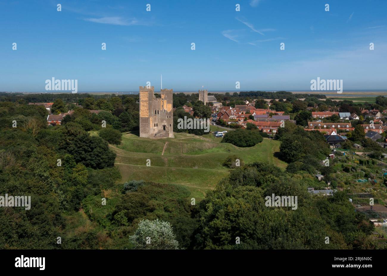 Drone shot du village d'Orford avec son château du 12e siècle et des vues côtières de la côte est, Suffolk, Angleterre, Europe Banque D'Images