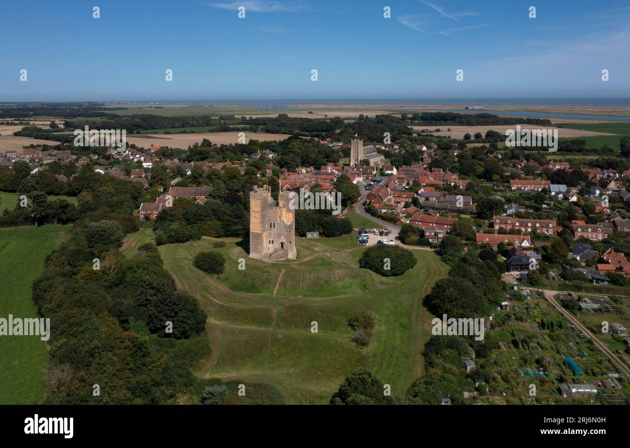 Drone shot du village d'Orford avec son château du 12e siècle et des vues côtières de la côte est, Suffolk, Angleterre, Europe Banque D'Images