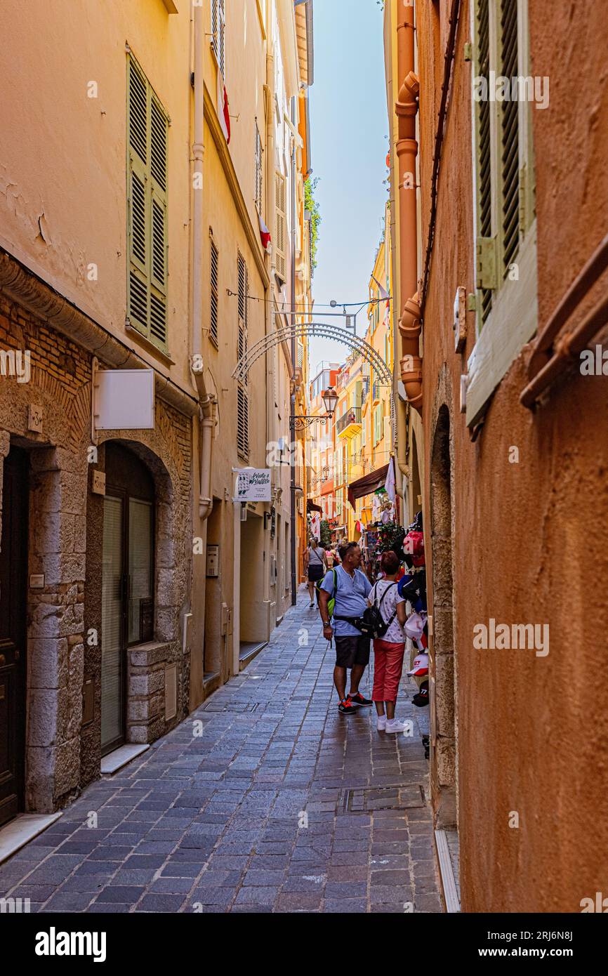 Monaco et ses charmes au plus fort de l'été dans une chaleur brûlante. Monaco et ses charmes en plein coeur de l'été sous une chaleur caniculaire. Banque D'Images