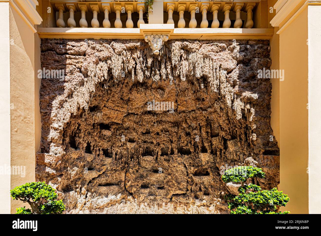 Monaco et ses charmes au plus fort de l'été dans une chaleur brûlante. Monaco et ses charmes en plein coeur de l'été sous une chaleur caniculaire. Banque D'Images