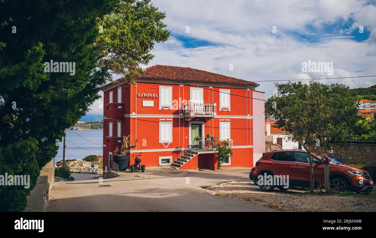 Un bâtiment rouge d'un restaurant situé dans la charmante vieille ville de Vrbnik, Croatie Banque D'Images