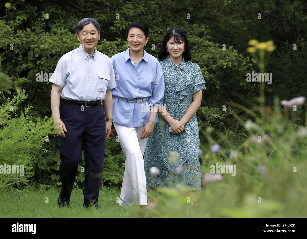 (De L) l'empereur japonais Naruhito, l'impératrice Masako et leur fille la princesse Aiko se promènent dans les locaux d'une villa impériale à Nasushiobara dans la préfecture de Tochigi, au nord de Tokyo, le 21 août 2023, alors qu'ils y séjournent pour leurs vacances d'été, la première fois en quatre ans après la nouvelle pandémie de coronavirus. (Photo de piscine) (Kyodo)==Kyodo photo via crédit : Newscom/Alamy Live News Banque D'Images