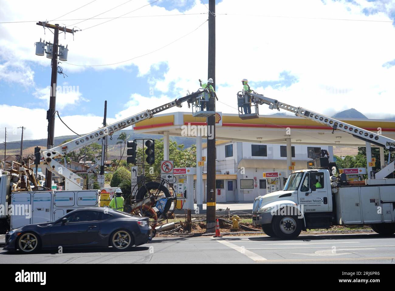 Île de Maui, États-Unis. 20 août 2023. Des travailleurs des services publics restaurent les lignes électriques endommagées par les feux de forêt dans la ville de Lahaina, île de Maui, Hawaï, États-Unis, août 20, 2023. crédit : Zeng hui/Xinhua/Alamy Live News Banque D'Images