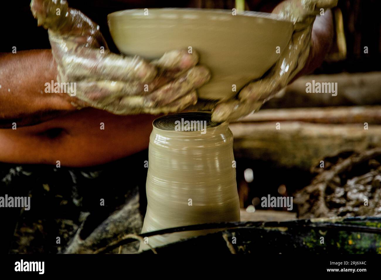 Mains habiles de potiers travaillant dans la fabrication de pièces en céramique à Maragoipinho, ville d'Aratuipe, Bahia. Banque D'Images