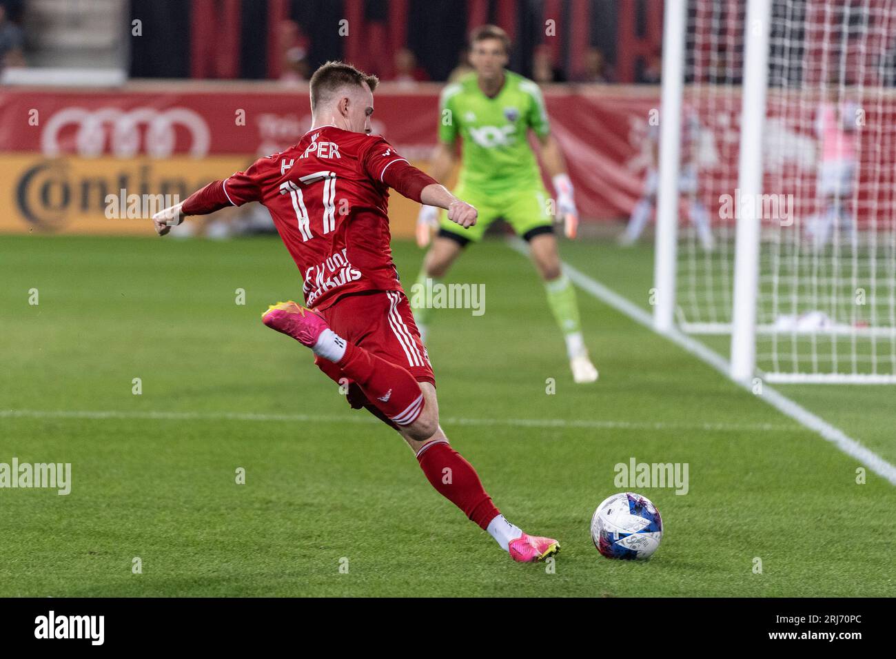 Harrison, États-Unis. 20 août 2023. Cameron Harper (17) des Red Bulls de New York donne un coup de pied au ballon lors du match de saison régulière de la MLS contre DC United au Red Bull Arena à Harrison, New Jersey. Red Bulls a gagné 1 - 0. (Photo de Lev Radin/Pacific Press) crédit : Pacific Press Media production Corp./Alamy Live News Banque D'Images