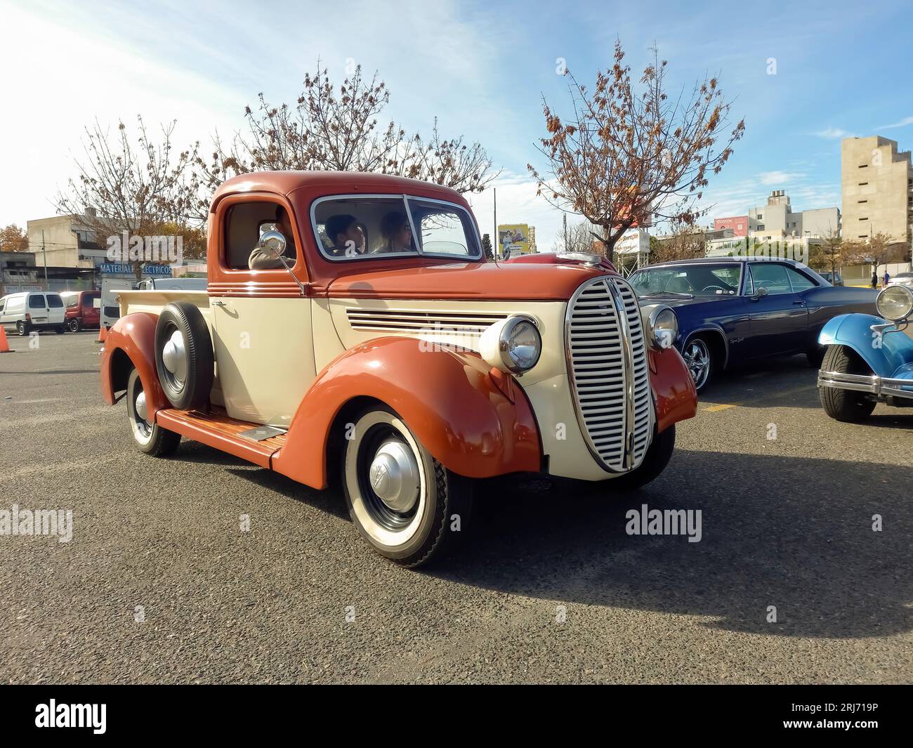 Vieux camion utilitaire Ford modèle 85 V8 1938 - 1939 dans un parking. Salon des voitures anciennes. Journée ensoleillée Banque D'Images