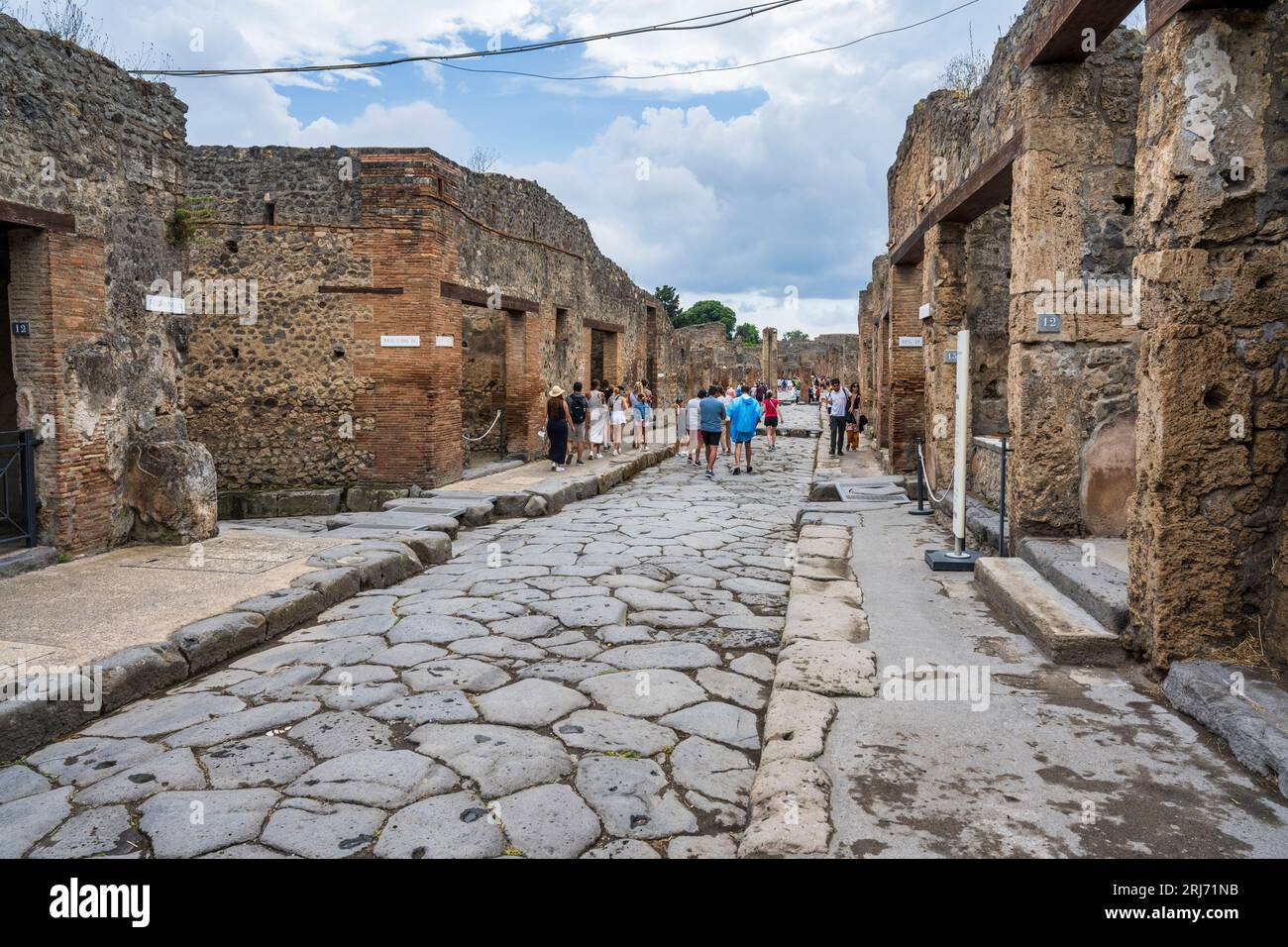 Vitrines et maisons sur la via dell’Abbondanza dans les ruines de l’ancienne ville de Pompéi dans la région Campanie du sud de l’Italie Banque D'Images