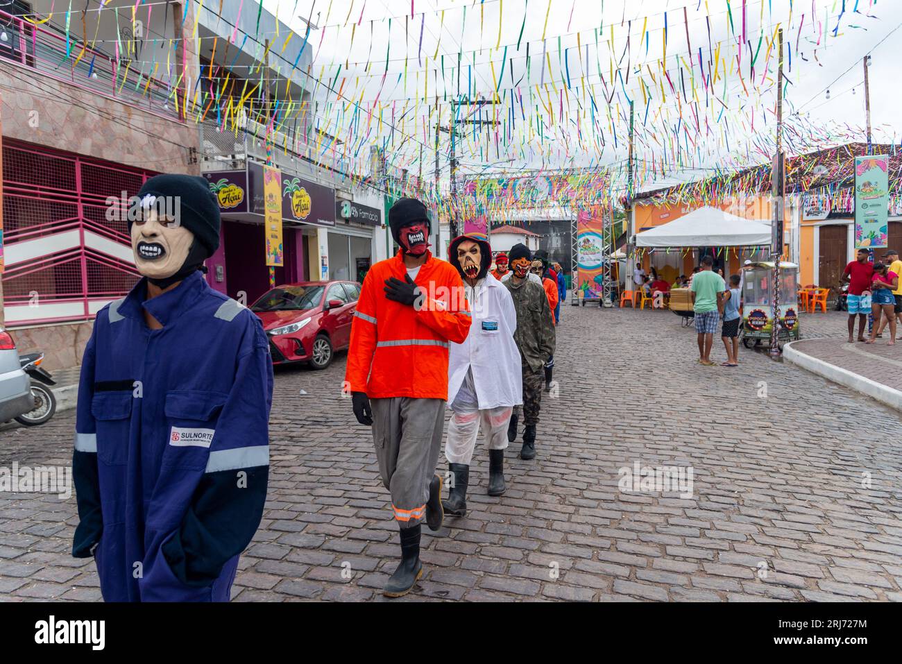 Maragogipe, Bahia, Brésil - 20 février 2023 : un groupe de personnes en costume et avec un masque d'horreur est vu dans le carnaval dans la ville de Maragogipe, in Banque D'Images