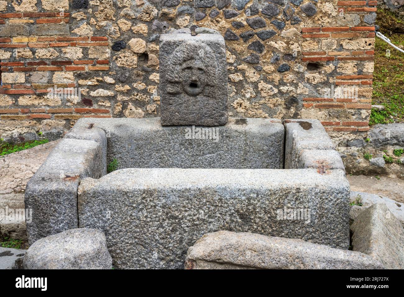 Fontaine publique sur la via dell’Abbondanza dans les ruines de l’ancienne ville de Pompéi dans la région Campanie du sud de l’Italie Banque D'Images