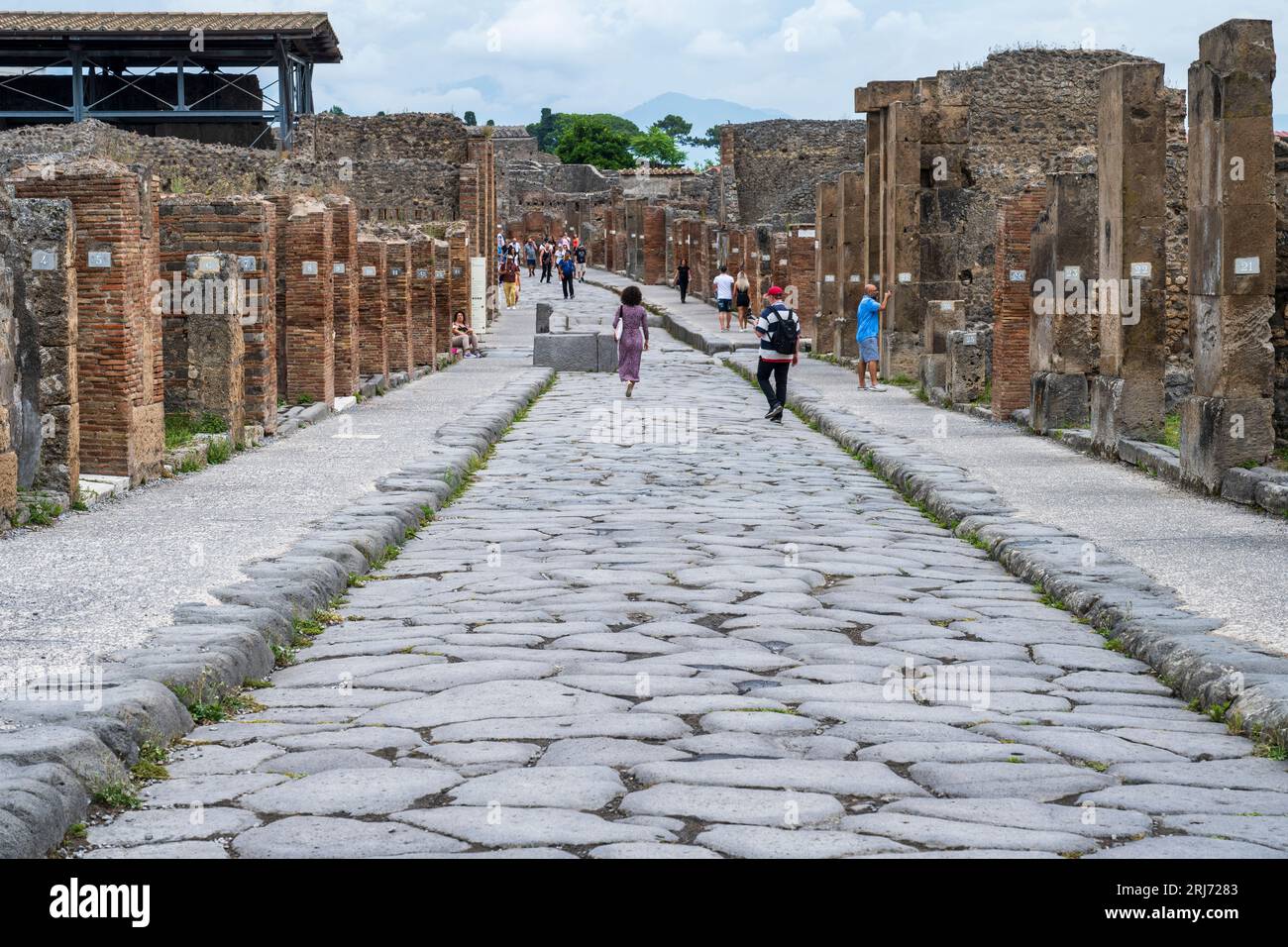 Vue vers l'est le long de la via dell' Abbondanza dans les ruines de l'ancienne ville de Pompéi dans la région Campanie du sud de l'Italie Banque D'Images