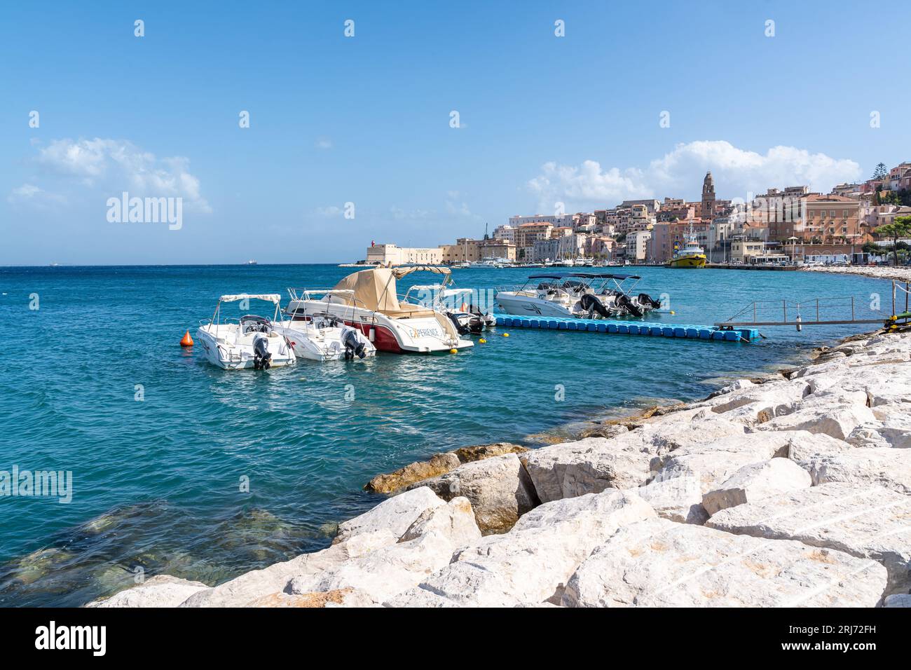 Un paysage majestueux de plusieurs petits bateaux naviguant près du rivage à Gaeta, en Italie Banque D'Images