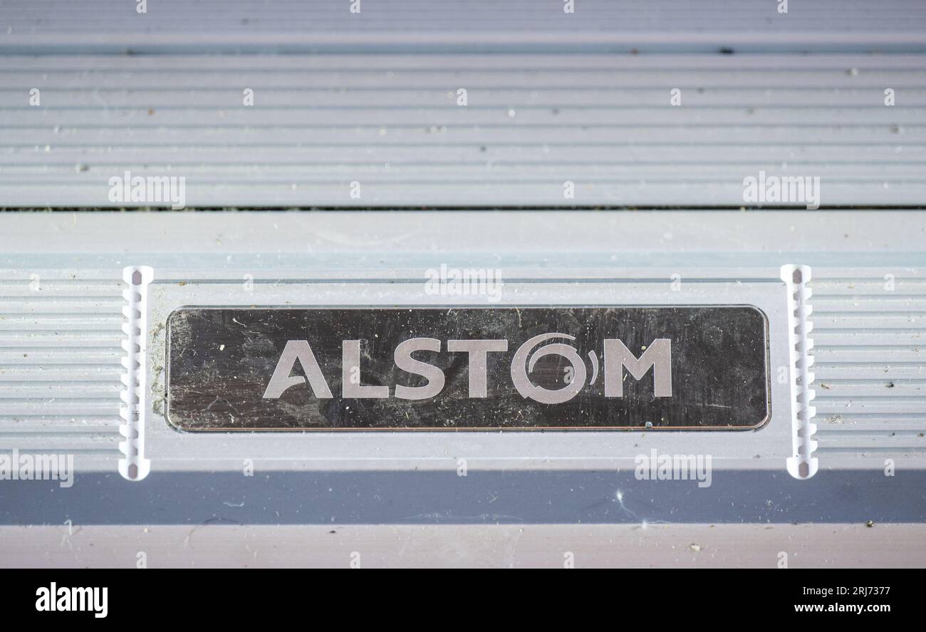21 août 2023, Saxe, Chemnitz : le logo Alstom est visible sur la couchette d'un nouveau train à batteries Coradia Continental à la gare centrale de Chemnitz. En plus des pantographes, des accumulateurs sont également installés sur le toit du wagon. Ils fournissent de l'énergie lorsqu'il n'y a pas de ligne aérienne. De plus, comme pour les voitures électriques, l'électricité est générée par récupération pendant le trajet. Alstom indique que l’autonomie en mode batterie peut atteindre 120 kilomètres. Les batteries sont chargées pendant l'arrêt à la station. La vitesse maximale est donnée comme 160 kilomètres par heure. À partir de l'été 2024, une nouvelle ère sera ushe Banque D'Images