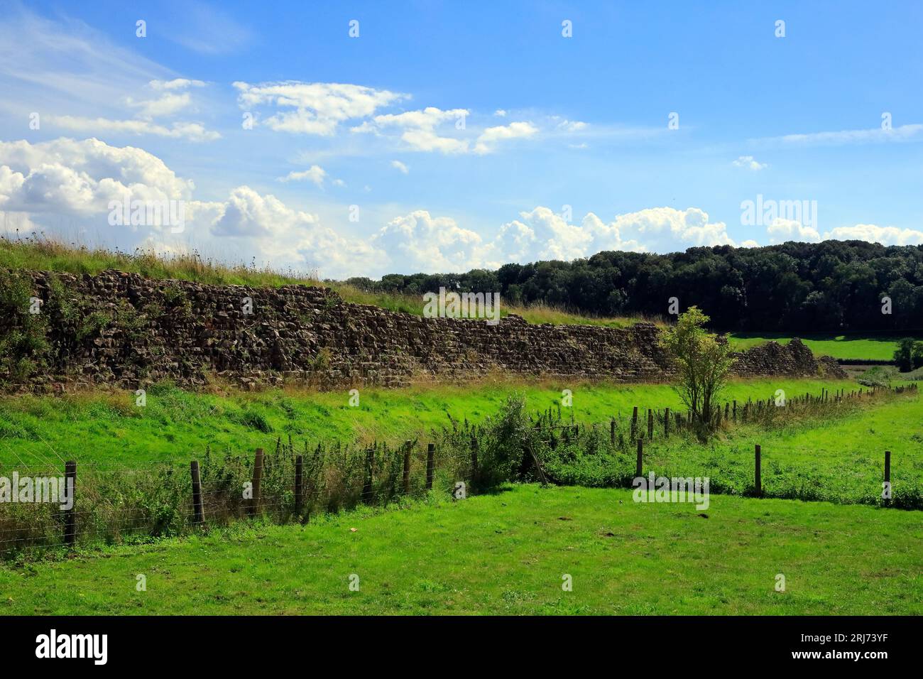 Murs romains bien conservés et impressionnants entourant Venta Silurum, une colonie romaine, village de Caerwent, pays de Galles du Sud. Août 2023.cym Banque D'Images