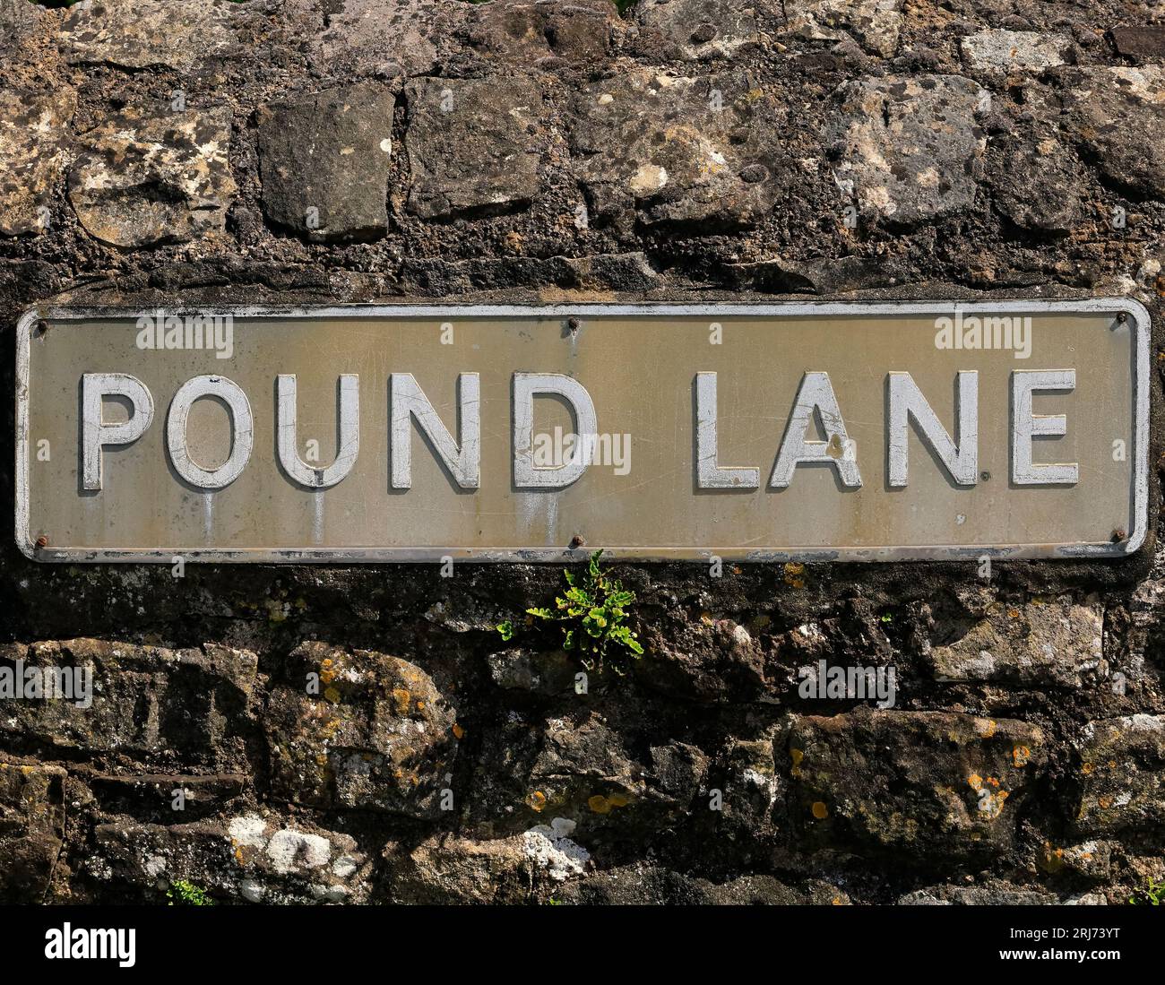 Panneau Sreet pour Pound Lane contre un mur de pierre. Village de Caerwent, pays de Galles du Sud. Août 2023 Banque D'Images