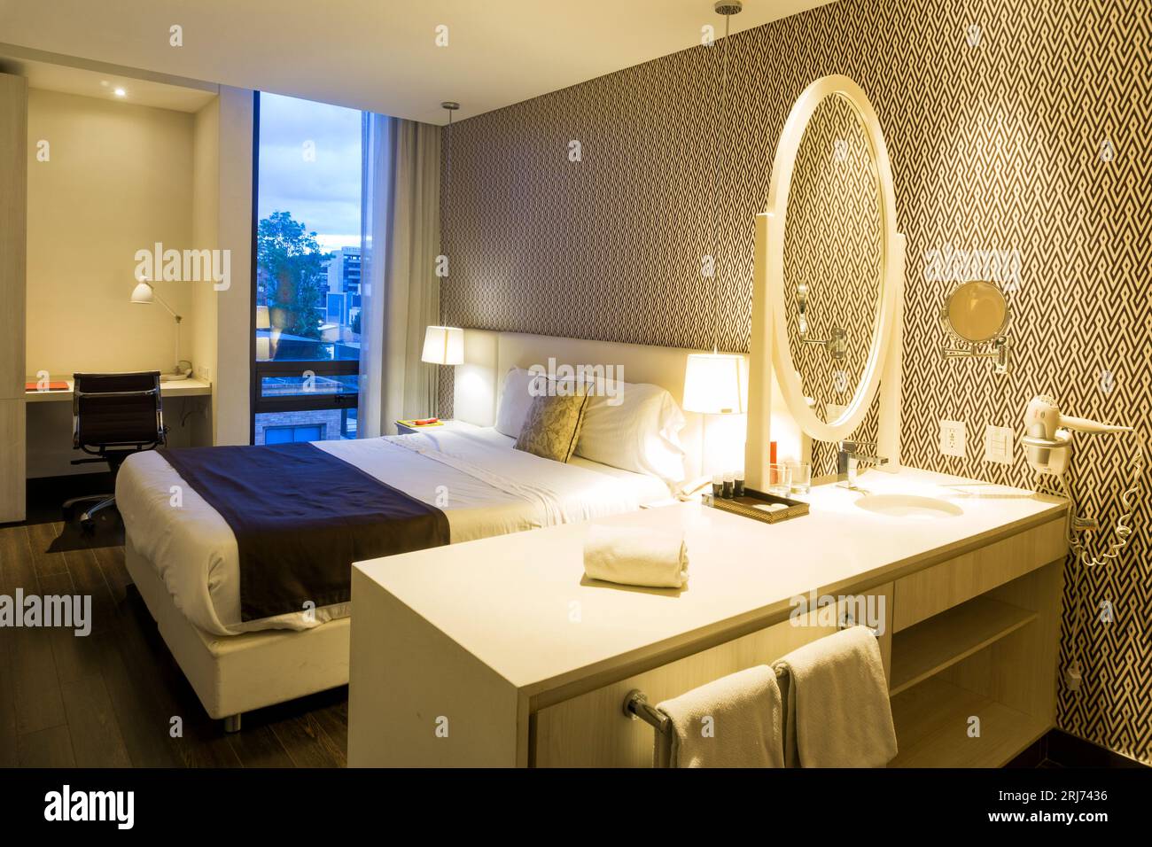 Chambre d'hôtel de luxe meublée de façon traditionnelle Banque D'Images