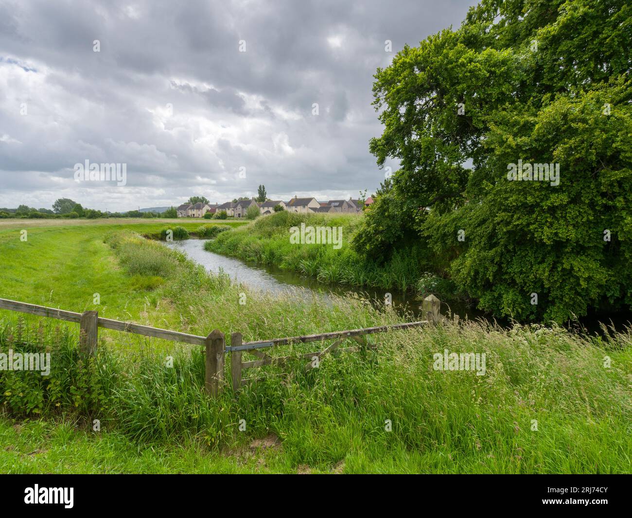 The River Yeo et The Two Rivers Way au village de Congresbury, North Somerset, Angleterre. Banque D'Images