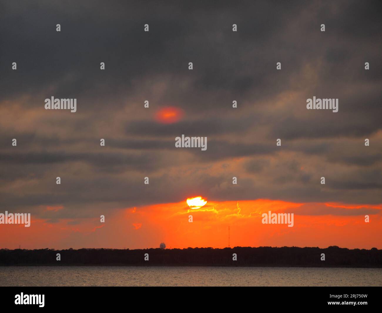 Coucher de soleil éclatant sur Barnegat Bay dans le New Jersey. Les docks le long de la baie sont l'un des points de vue préférés pour une visite de l'après-midi. Banque D'Images