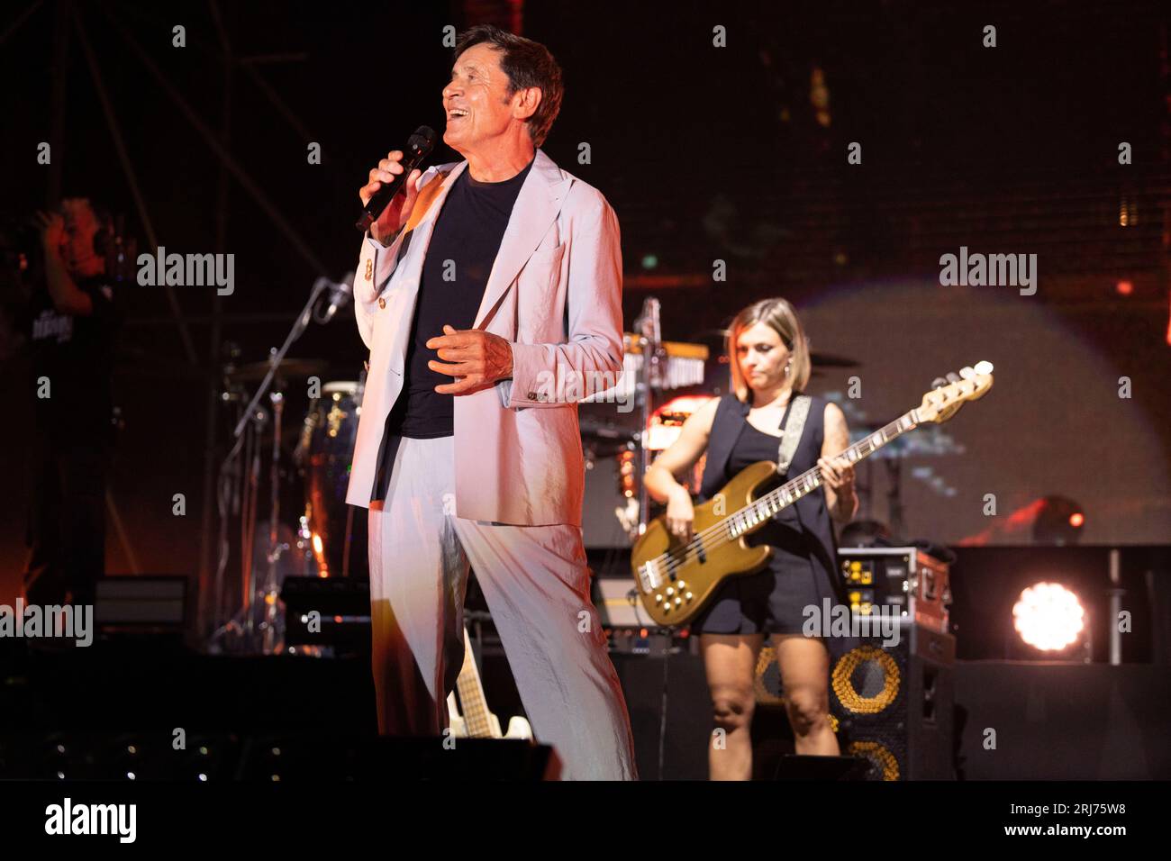 Baia Domizia, Italie. 20 août 2023. Gianni Morandi se produit sur scène à l'Arena dei Pini à Baia Domizia. (Photo de Francesco Cigliano/Pacific Press) crédit : Pacific Press Media production Corp./Alamy Live News Banque D'Images