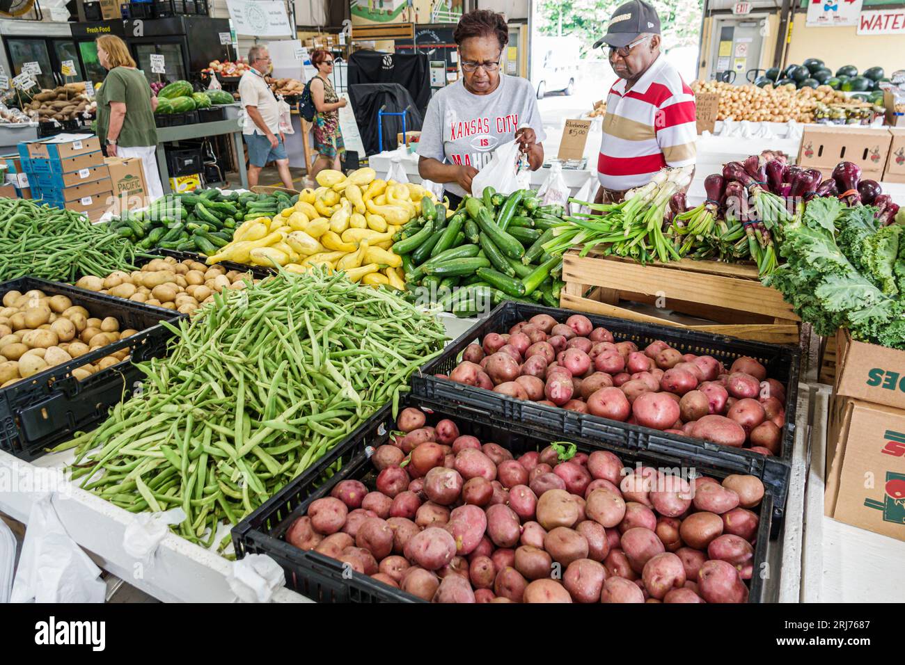 Charlotte Caroline du Nord,Charlotte Regional Farmers Market,pommes de terre rouges haricots verts courge jaune,Noir Africain,ethnie ethnique,minorité,résidents ma Banque D'Images