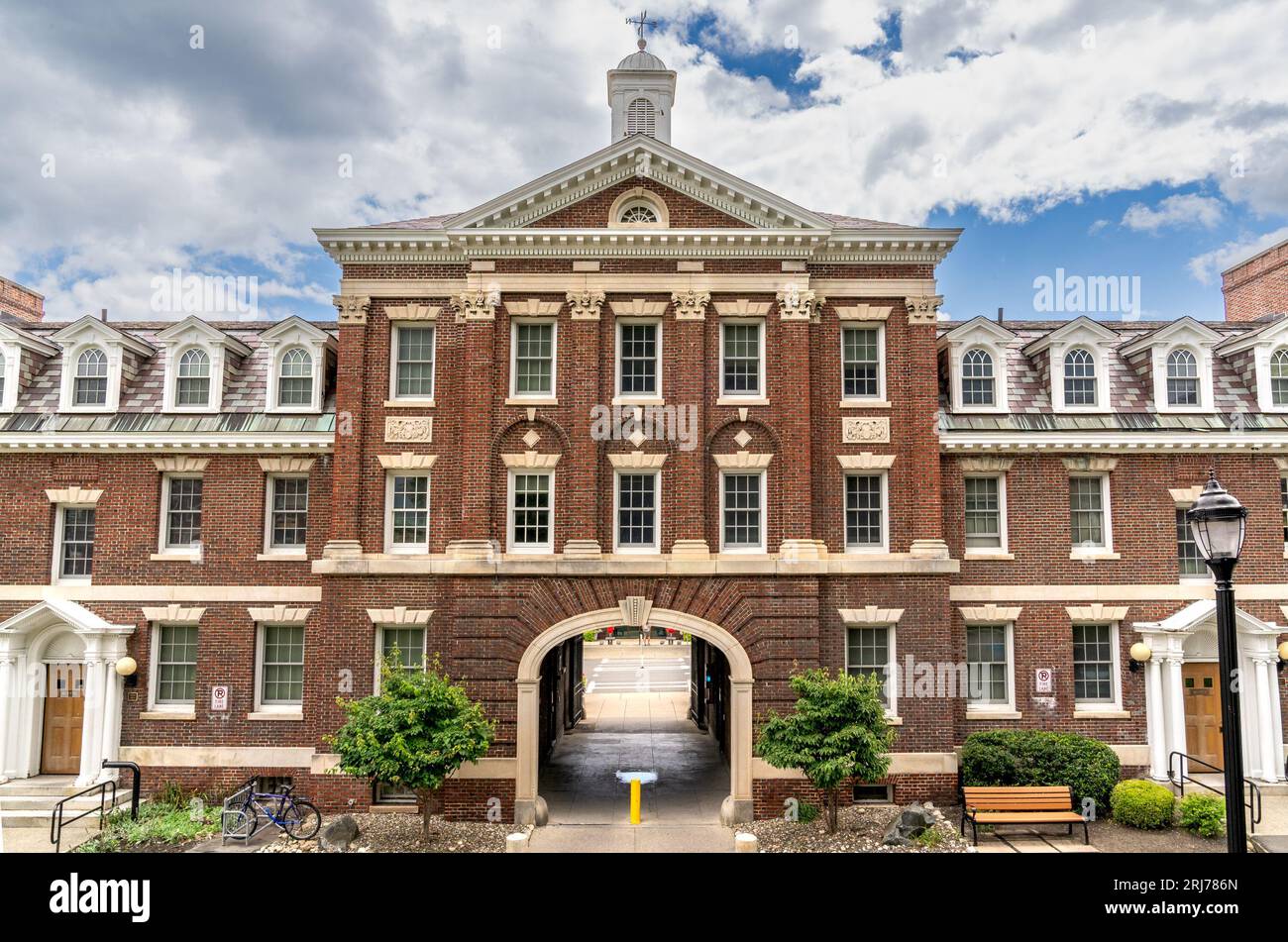 Troy, NY – États-Unis – 13 août 2023 The Quad Archway, l’entrée des dortoirs quadrilatères en briques rouges de trois étages (The Quad), à Rensselaer Polytechnic Banque D'Images