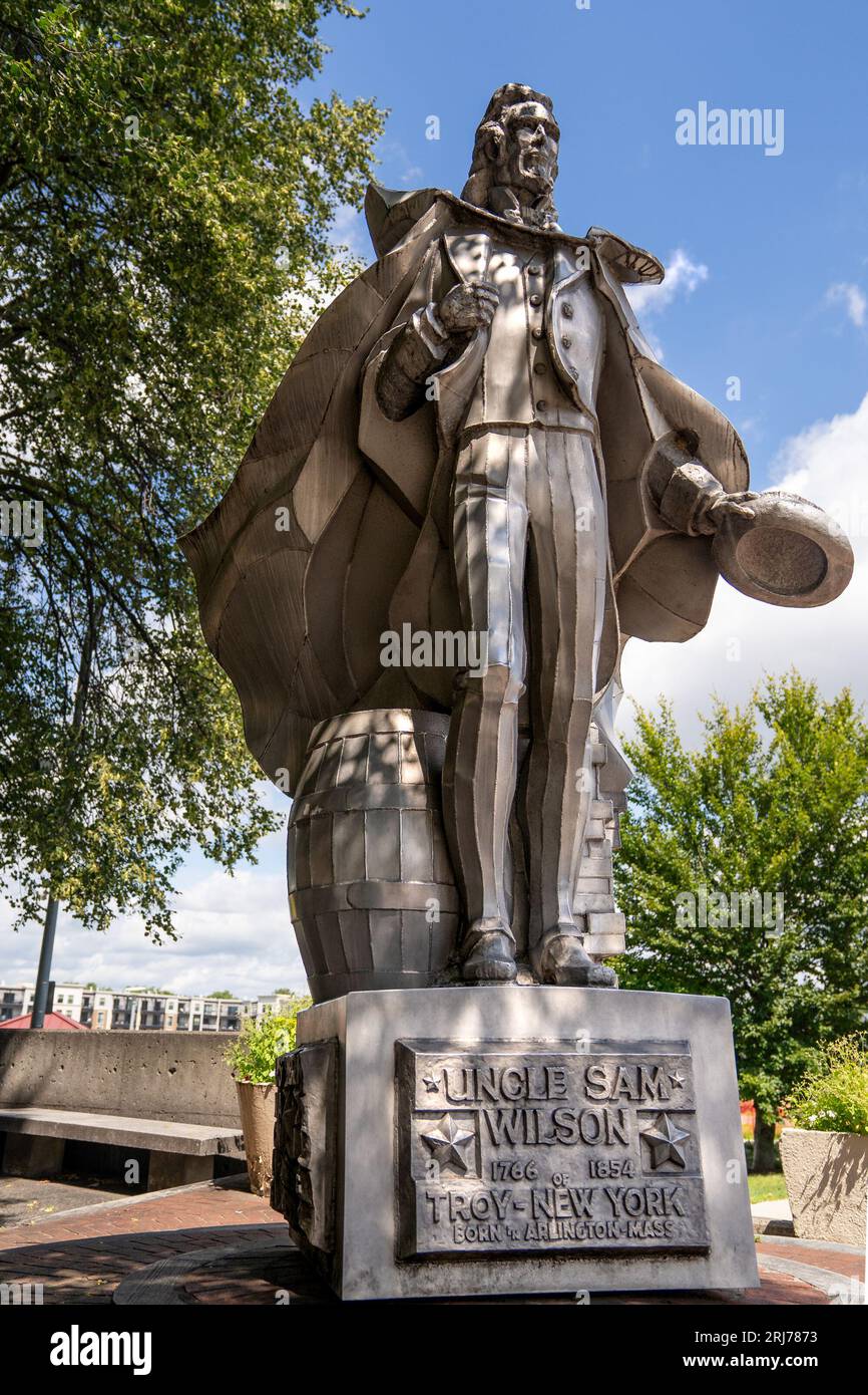 Troy, NY - US - 13 août 2023 la statue en aluminium de 12 pieds de haut de l'oncle Sam au Riverfront Park à Troy. Banque D'Images