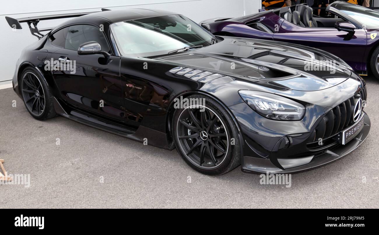 Vue de face de trois quarts d'une Mercedes AMG GT Black Series, exposée sur le stand Premier GT, au salon britannique de l'automobile 2023, Farnborough Banque D'Images