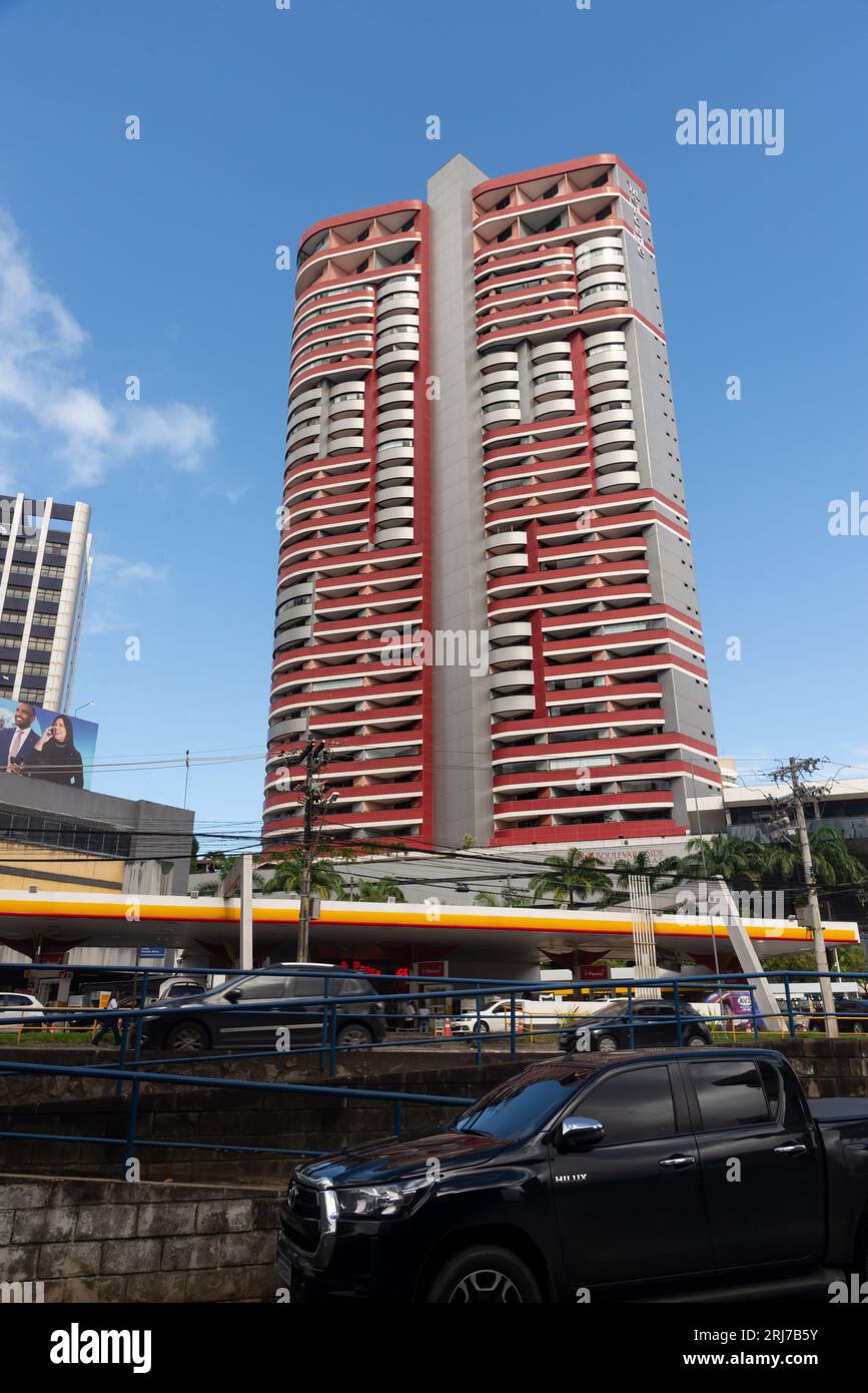 Salvador, Bahia, Brésil - 11 août 2023 : vue basse d'un immeuble commercial moderne de grande hauteur situé sur Avenida Tancredo Neves à Salvador, Bahia. Banque D'Images