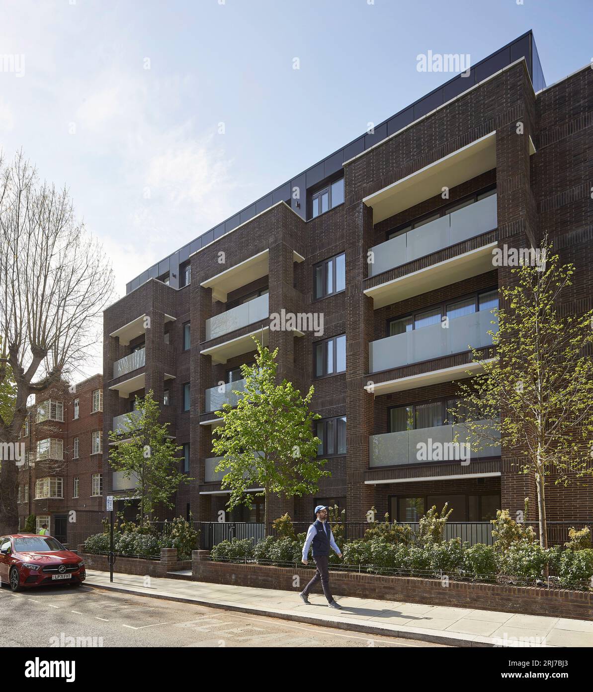 Vue oblique du bâtiment en briques. Wellington Road, Londres, Royaume-Uni. Architecte : Alan Power Architects Ltd, 2022. Banque D'Images