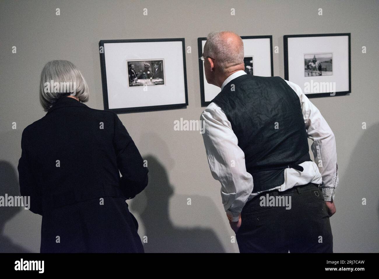 Tate Liverpool, exposition radicale Landscapes 2022. Amateurs de photographie de galerie d'art regardant la photographie comme art. Tirages d'exposition vintage - photographies gracieusement fournies par la Hyman Collection London. l-r (i) The Burry Man, South Queensferry, Écosse 1971. (ii) Allendale Tar Barrel Parade, Northumberland, Angleterre 1972. (iii) Castleton Garland Day, Castleton Derbyshire Angleterre 1972. ANNÉES 2022 2020 ROYAUME-UNI HOMER SYKES Banque D'Images