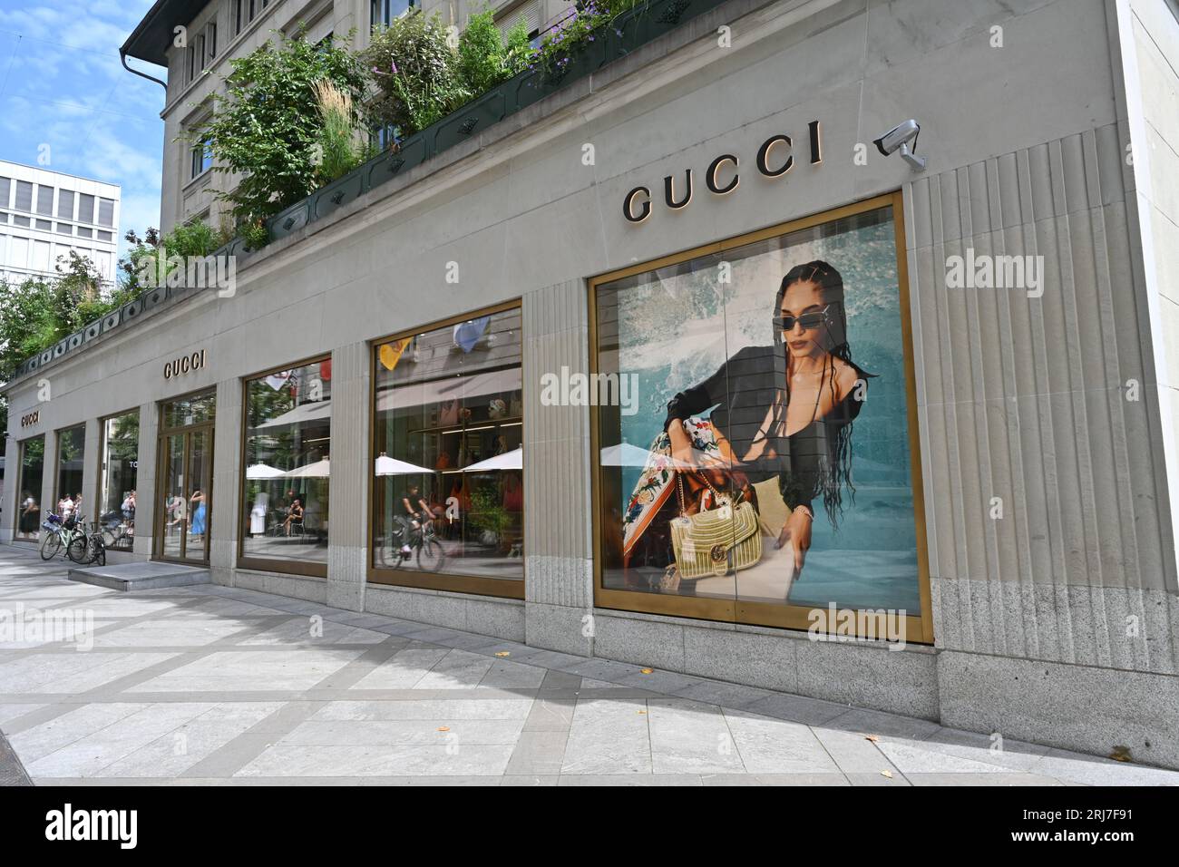 Vitrine de la boutique Gucci avec des produits de luxe italiens. Banque D'Images