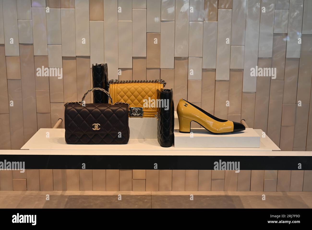 Vitrine Coco Chanel avec sacs à main exposés et une chaussure. Banque D'Images