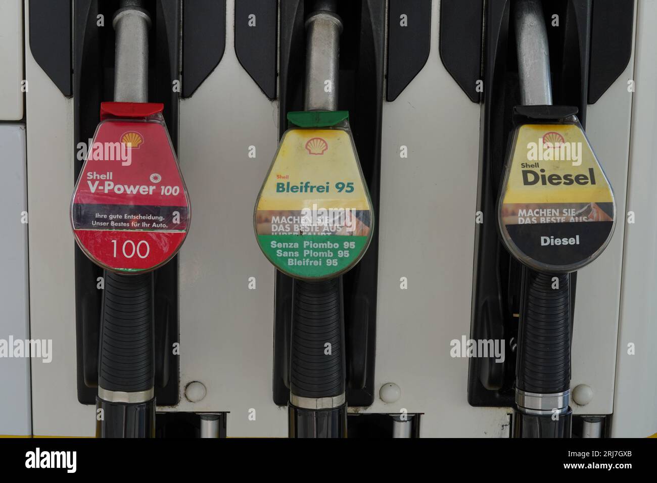 Trois injecteurs de carburant avec essence et diesel de la société Shell fixés au distributeur de pompe à carburant. Banque D'Images