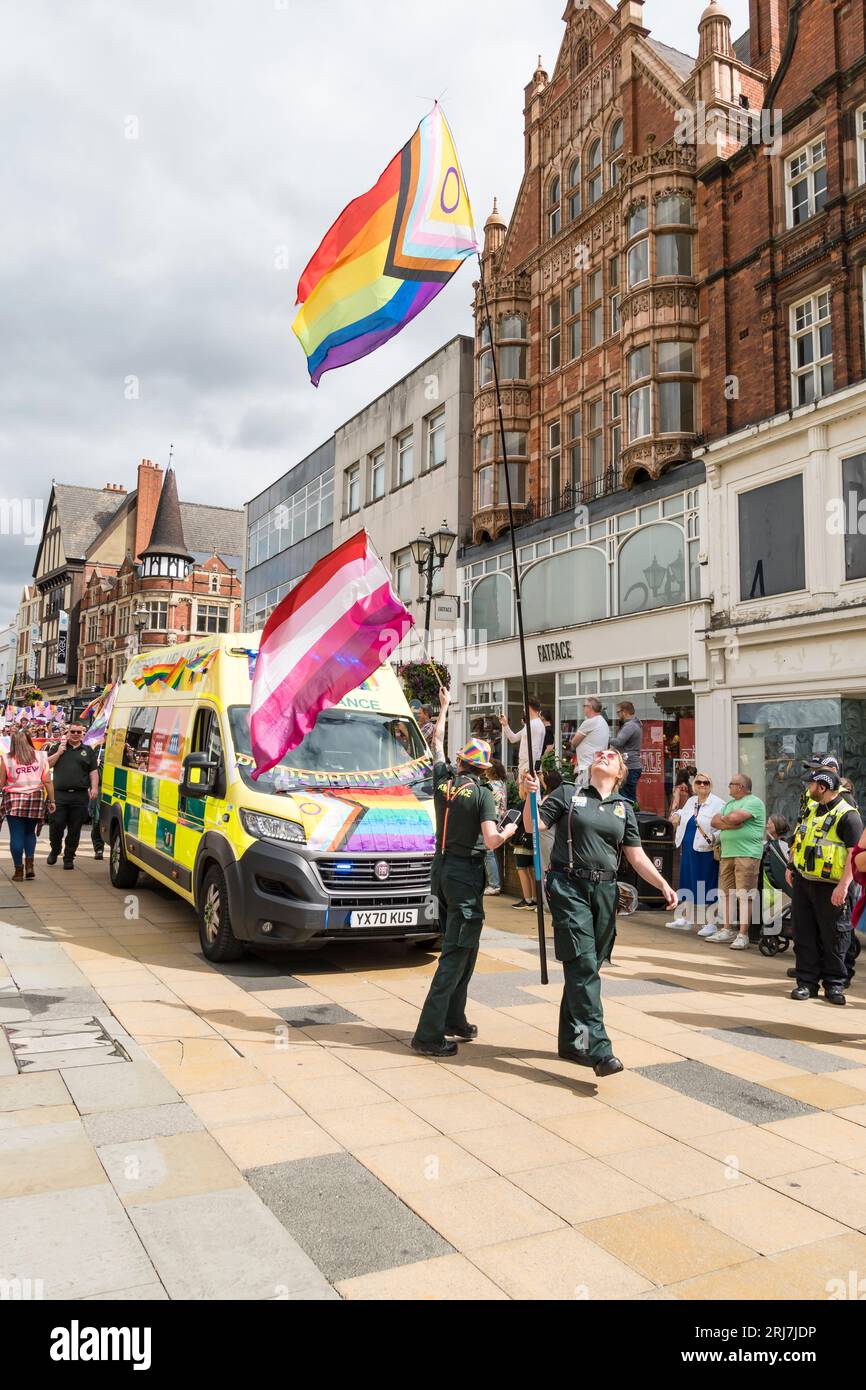 L'ambulance d'urgence du NHS soutient Lincoln Pride Parade, High Street, Lincoln City, Lincolnshire, Angleterre, ROYAUME-UNI Banque D'Images