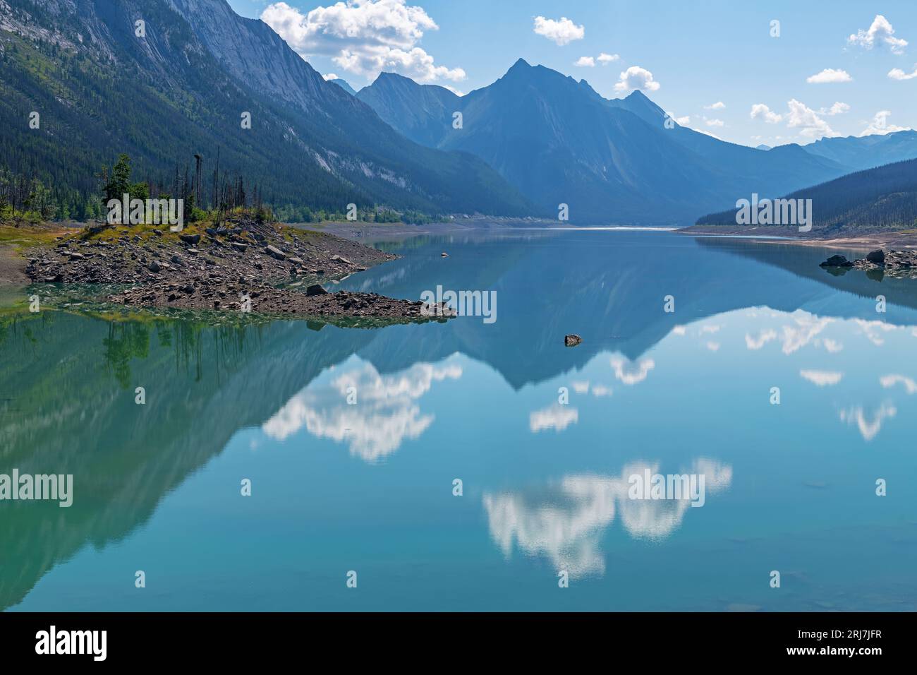 Reflet des montagnes Rocheuses dans le lac Medicine, parc national Jasper, Canada. Banque D'Images
