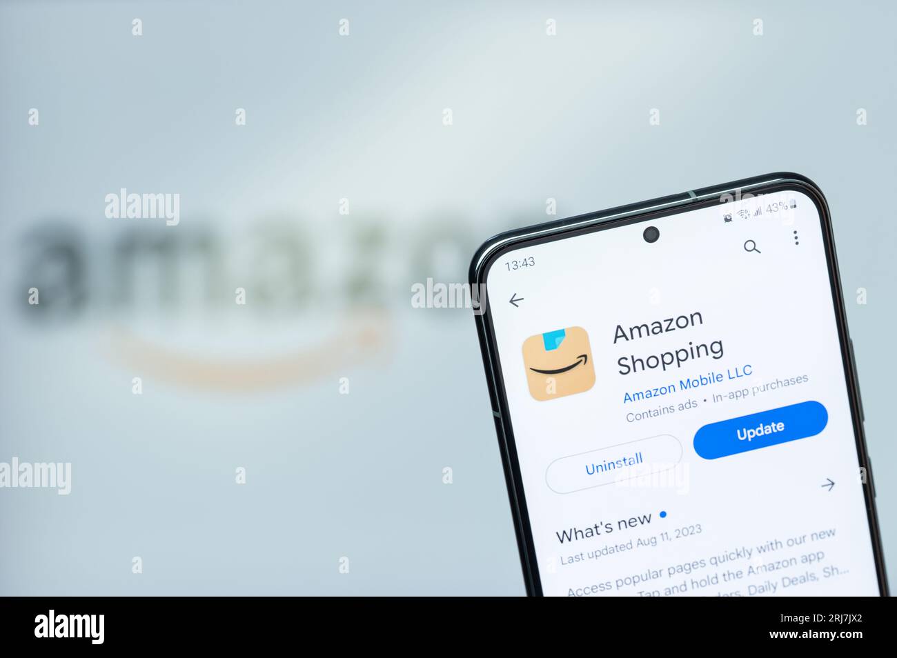 New York, États-Unis - 20 août 2023 : Amazon shopping dans l'application google Store sur l'écran du smartphone gros plan avec fond de logo flou Banque D'Images
