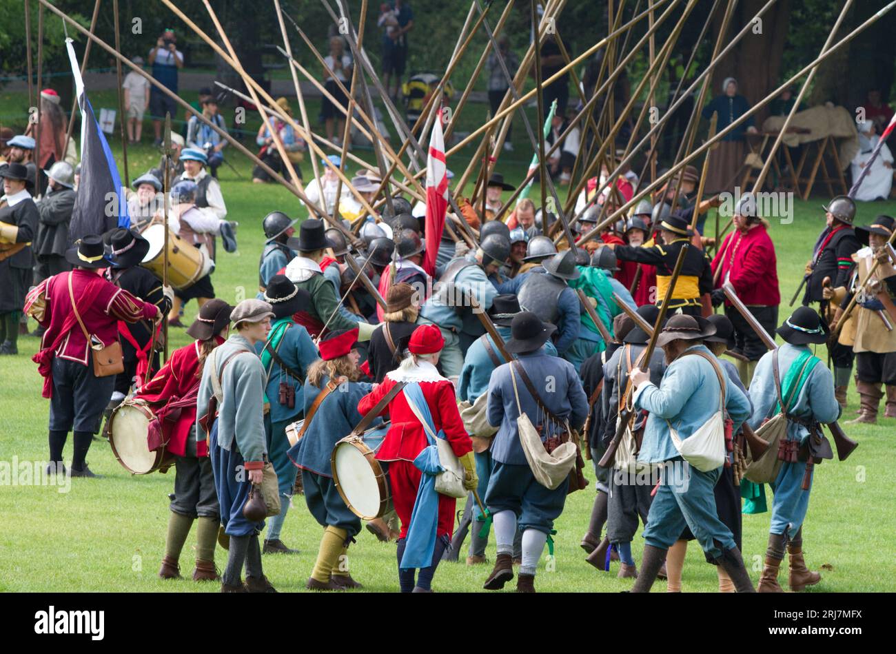 La Société anglaise de la guerre civile reconstitue le siège de Colchester de 1648 qui a eu lieu pendant la guerre civile anglaise. Banque D'Images