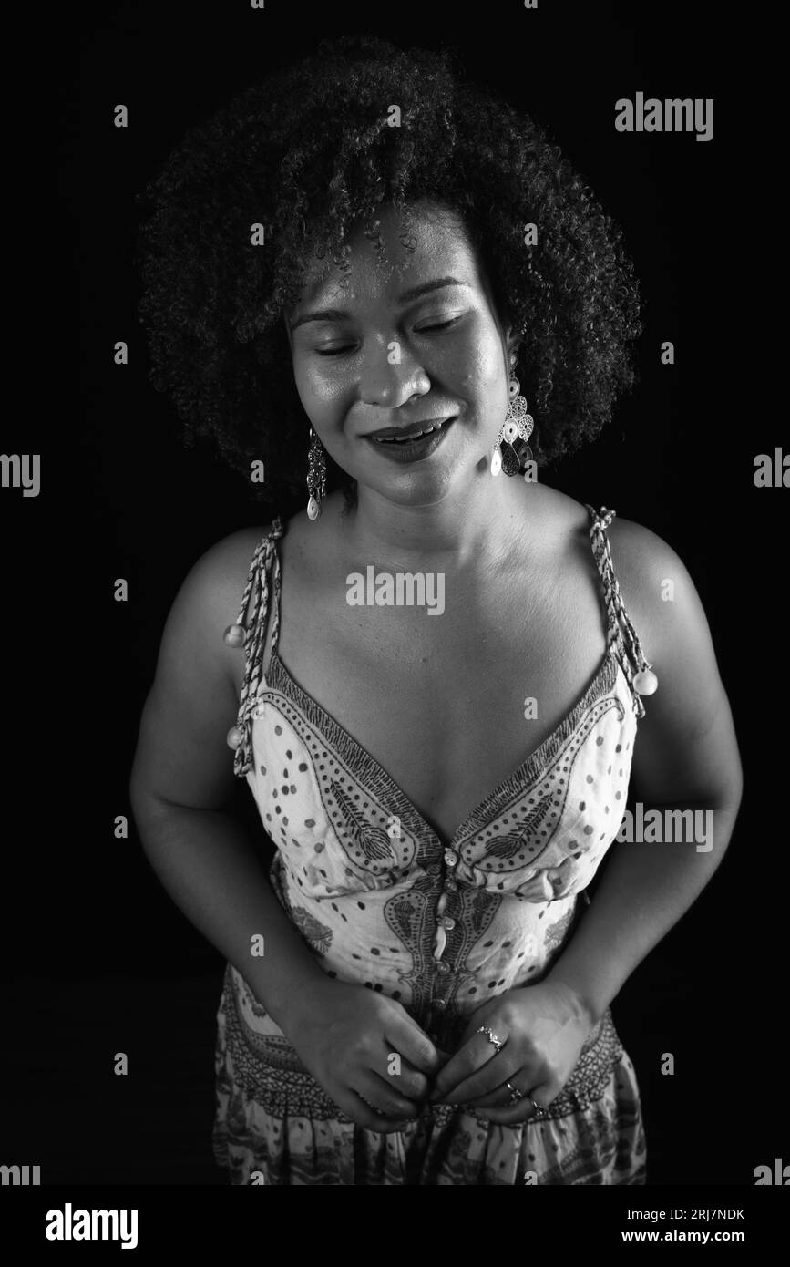 Portrait en noir et blanc d'une belle femme séduisante posant pour une photo. personne heureuse et confiante Banque D'Images