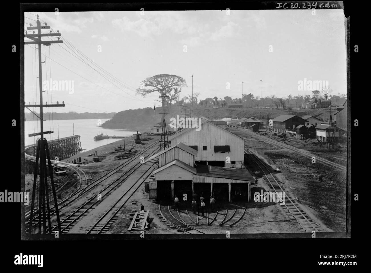 Vista parcial de Porto Velho em Primeiro Plano, Oficina de Locomotiva - 1341 1910 de Dana B. Merrill Banque D'Images