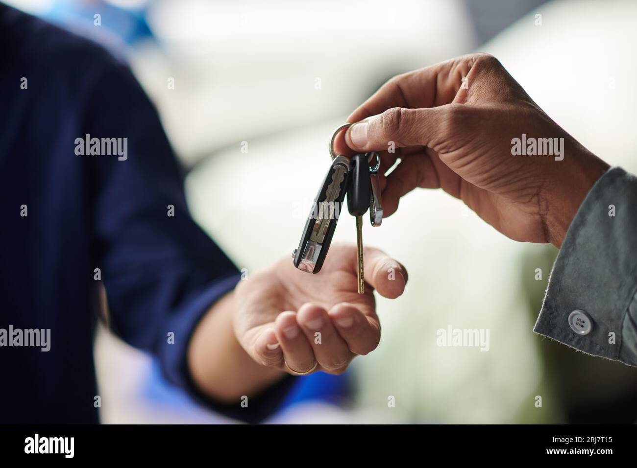 Image rapprochée du mécanicien donnant les clés de voiture au client après la réparation Banque D'Images