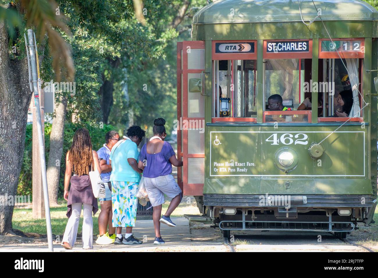 LA NOUVELLE-ORLÉANS, LA, États-Unis - 18 AOÛT 2023 : groupe de personnes embarquant dans un St. Tramway Charles Line sur Carrollton Avenue Banque D'Images