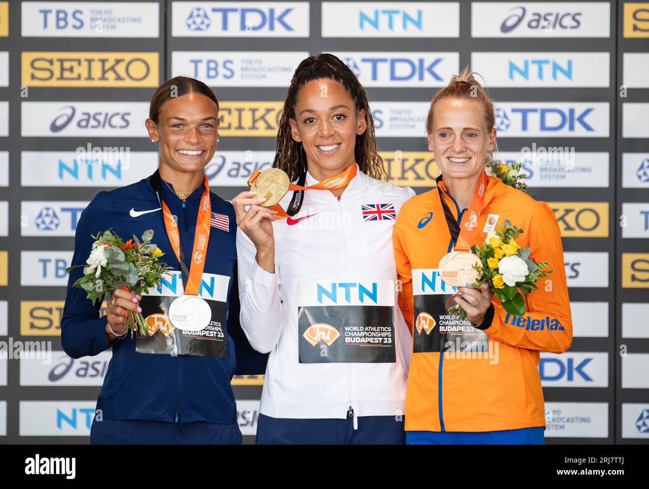 Budapest, Hongrie. 21 août 2023. Anna Hall des États-Unis, Katarina Johnson-Thompson de GB & ni et Xénia Krizsán des pays-Bas reçoivent des médailles pour l'hepthalon lors de la troisième journée des Championnats du monde d'athlétisme Budapest 2023 sur la place des héros le 21 août 2023 à Budapest, Hongrie. Photo de Gary Mitchell/Alamy Live News crédit : Gary Mitchell, GMP Media/Alamy Live News Banque D'Images