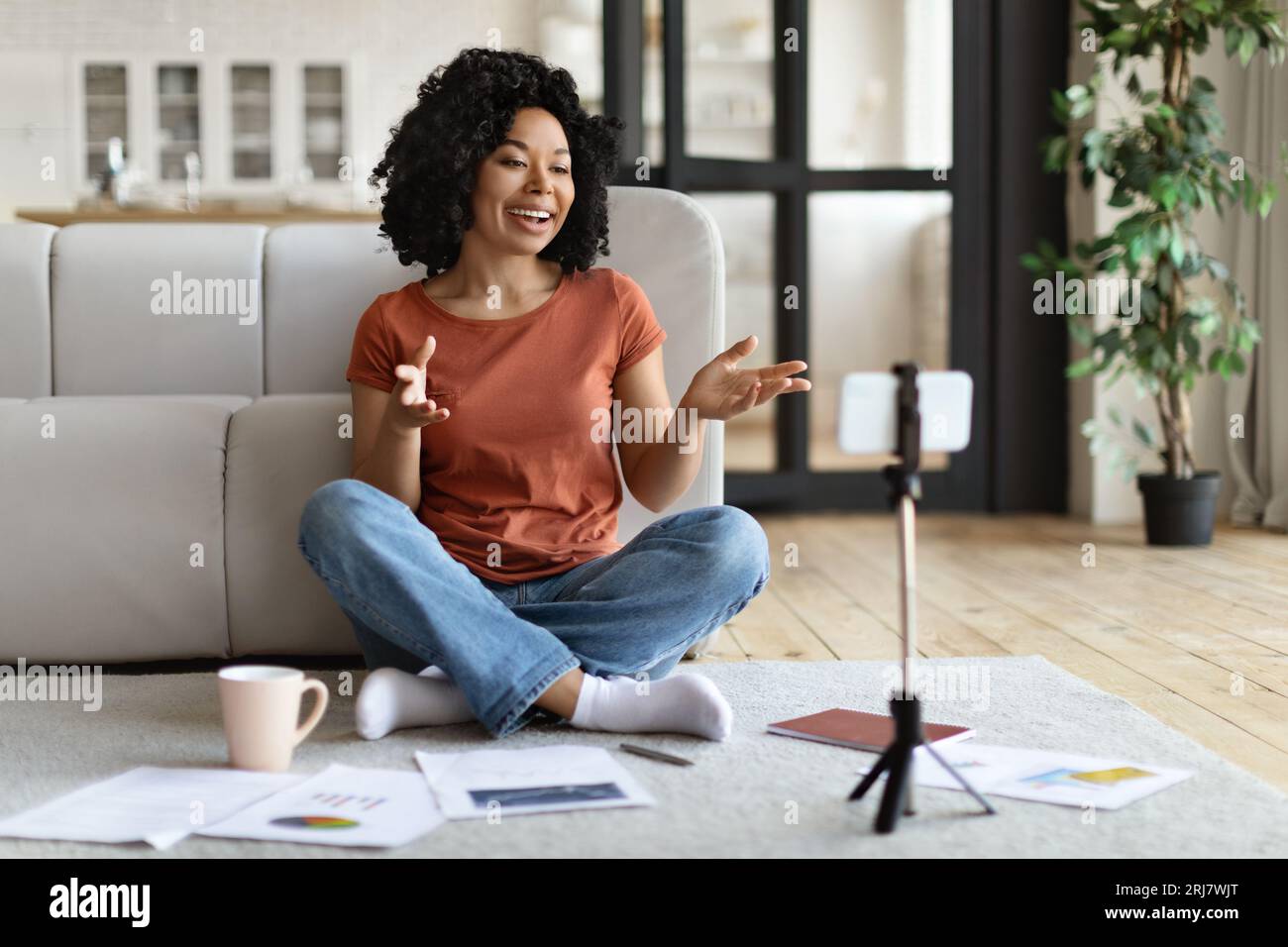 Enseignante noire donnant leçon en ligne sur l'appareil photo de smartphone à la maison Banque D'Images