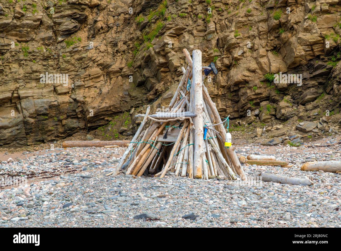 Abri de plage construit avec des objets trouvés sur la plage de Bay St Lawrence Nouvelle-Écosse. Banque D'Images