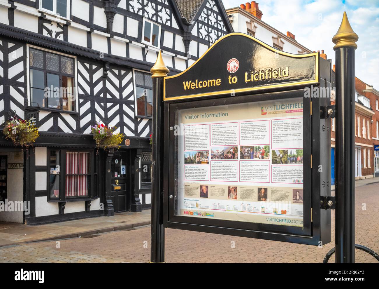 Un grand panneau d'information pour les visiteurs disant "Bienvenue à Lichfield' et fournissant des notes sur les sites historiques de la ville. Le panneau est situé à l'extérieur de T. Banque D'Images