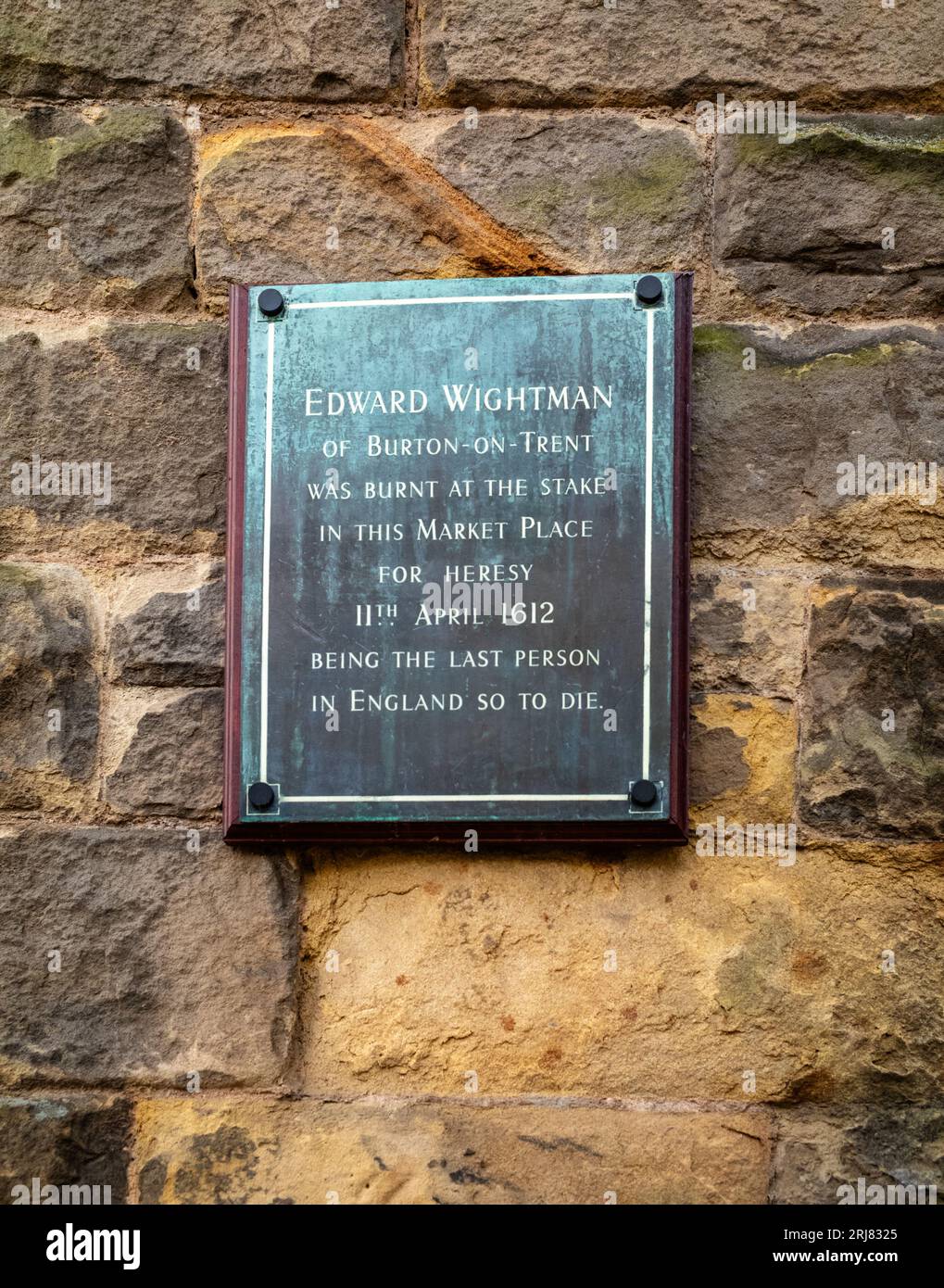 Une plaque sur le mur de l'église St Mary à Lichfield Market Square à Edward Wightman, qui en 1612 fut la dernière personne à être brûlée vive sur le bûcher Banque D'Images