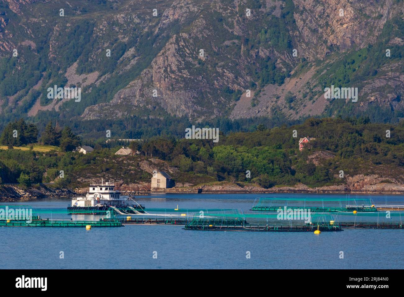 Pisciculture, Romsdalfjorden, More og Romsdal County, Norvège, Scandinavie Banque D'Images