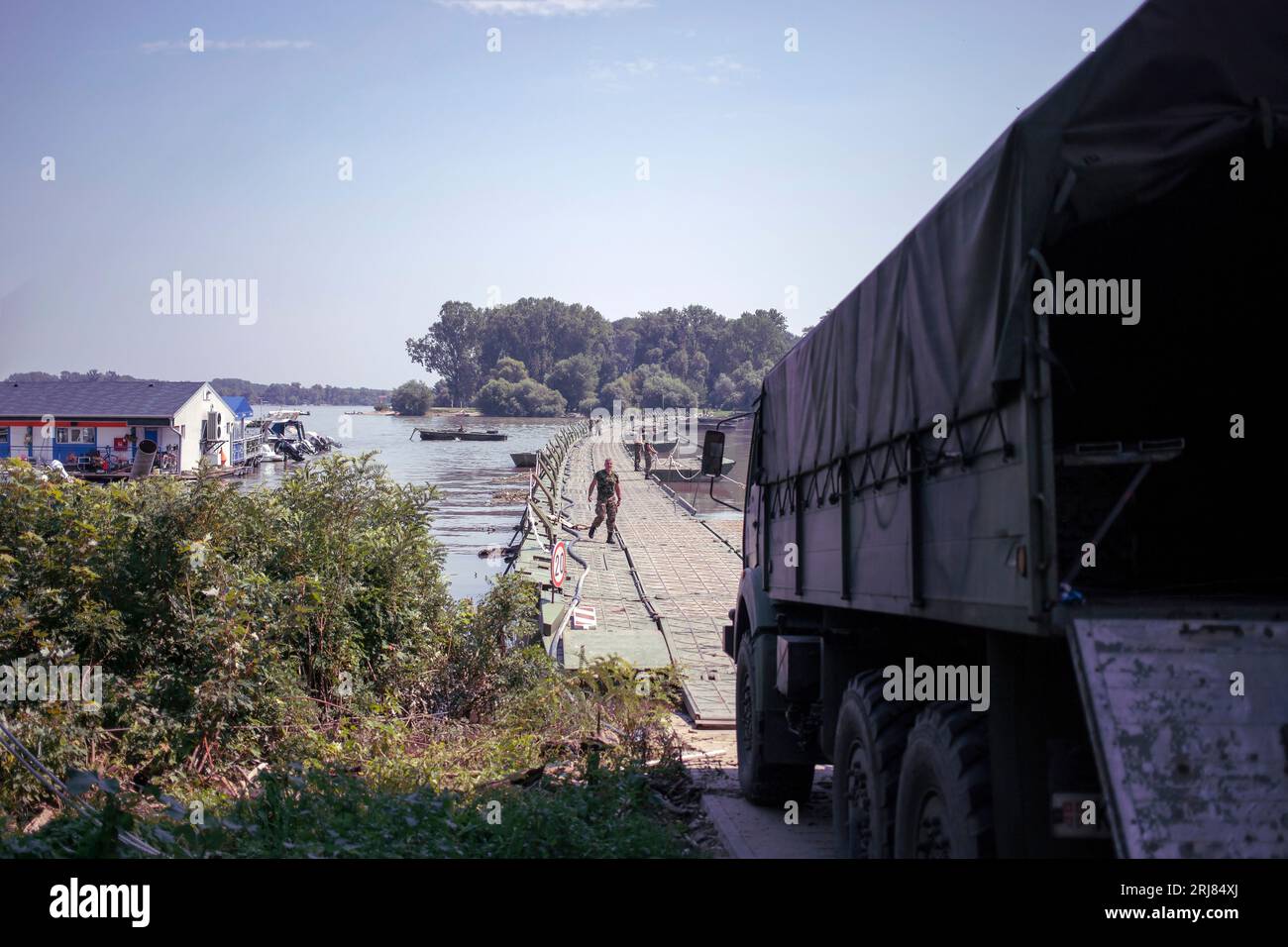 Belgrade, Serbie, 19 août 2023 : les membres de l'armée serbe terminent l'assemblage du pont flottant entre Zemun et l'île de la Grande Guerre sur le Danube Banque D'Images