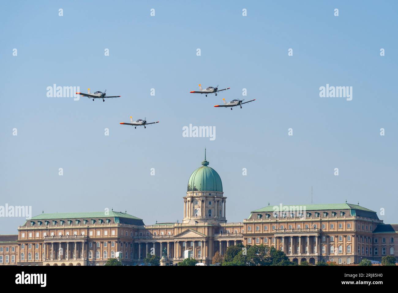 Avion d'entraînement Zlin Z-143LSi de l'armée de l'air hongroise au-dessus du château de Buda, lors du défilé volant de la célébration de l'État hongrois le 20.08.2023. Banque D'Images