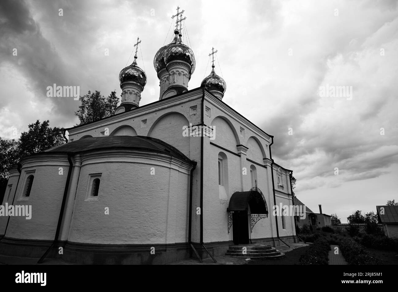Ryazan, Russie - 20 août 2023 : photo en noir et blanc de l'Église orthodoxe russe par temps nuageux Banque D'Images